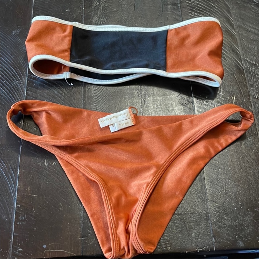 Bikini - Picture 2 of 2